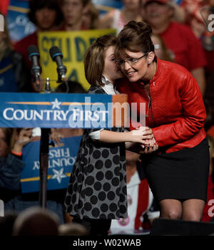 Candidate à la vice-présidence républicaine Gov. Sarah Palin de l'Alaska se penche pour écouter plus jeune fille Piper juste avant de parler à un arret de campagne à Loveland, Colorado Le 20 octobre 2008. (Photo d'UPI/Gary C. Caskey) Banque D'Images