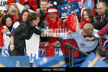 Candidat républicain à la vice-présidence du gouvernement de l'Alaska. Campagnes de Sarah Palin pour elle-même et candidat républicain le sénateur John McCain (AZ) à un rassemblement à Leesburg, en Virginie, le 27 octobre 2008. (Photo d'UPI/Roger L. Wollenberg) Banque D'Images