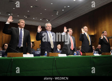 De gauche à droite, Robert Malone, président et président de BP America Inc., John Hofmeister, président de la société pétrolière Shell, Peter Robertson, vice-président de la Chevron Corporation, John Lowe, vice-président exécutif de ConocoPhillips et Stephen Simon, vice-président senior de l'Exxon Mobil Corporation, la prestation de serment avant une audience du Comité judiciaire sur la hausse du prix du pétrole à Washington le 21 mai 2008. (UPI Photo/Kevin Dietsch) Banque D'Images