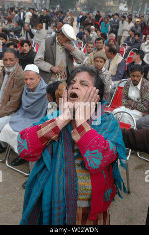 Tué un partisan de l'opposition pakistanaise, Mme Benazir Bhutto pleure au cours d'une manifestation à l'endroit où elle a été tuée à Rawalpindi, au Pakistan, le 3 janvier 2008. (Photo d'UPI/Suhail Kureishi) Banque D'Images