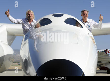 Fondateur du groupe Virgin Richard Branson milliardaire (L) et Burt Rutan, Scaled Composites, président de vague à partir de la fenêtre de la Virgin Galactic mothership WhiteKnightTwo lors de son lancement public à Mojave, Californie le 28 juillet 2008. Les deux aéronefs fuselage WhiteKnightTwo transportera SpaceShipTwo pour lancer passagers commerciaux dans l'espace. (Photo d'UPI/Jim Ruymen) Banque D'Images