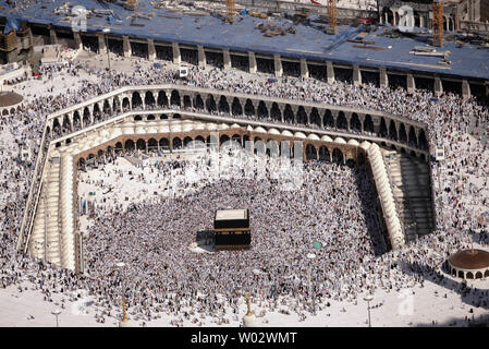 Une vue aérienne montre des centaines de milliers de pèlerins musulmans encerclant sept fois autour de la Ka'aba qui croient les musulmans a été construite par le prophète Abraham et son fils Ismael, à la Grande Mosquée, l'Islam's holiest shrine à La Mecque, en Arabie saoudite le 9 décembre 2008. Plus de deux millions de musulmans à la tête de la ville sainte de La Mecque pour faire le pèlerinage annuel. (Photo d'UPI/Mohammad Kheirkhah) Banque D'Images