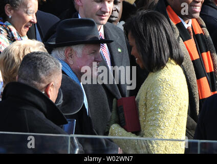 Le sénateur Ted Kennedy accueille Michelle Obama comme elle arrive pour l'inauguration officielle de Barack Obama, il devient le 44e président des États-Unis à l'ouest pas de la Capitol le 20 janvier 2009. Kennedy a subi une crise d'un établissement d'inauguration dîner, mais les médecins rapport, il était tout simplement la fatigue. UPI/Pat Benic Banque D'Images