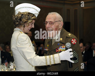 Carlo DePorto, récipiendaire de la Colonel John Gioia Patriot Award, les danses avec une belle américaine à l'USO dîner annuel de remise des prix à Arlington, Virginie le 25 mars 2009. DePorto servi dans 3 guerres américaines et a été bénévole pour l'USO depuis plus de 50 ans. Al Franken sera avec l'USO-Merit Award au dîner. UPI/Alexis C. Glenn Banque D'Images