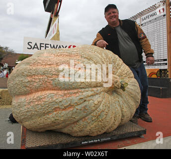 Don Young (C) de Des Moine, de l'Iowa s'appuie sur son livre 1658 pumpkin après avoir remporté le Championnat du Monde Weigh-Off citrouille dans Half Moon Bay le 12 octobre 2009. Les jeunes la colossale cucurbita a établi un nouveau record pour le concours et a pris le premier prix. Les gagnants seront affichés à Half Moon Bay's Art & Festival de la citrouille 17 et 18 octobre. UPI/Terry Schmitt Banque D'Images