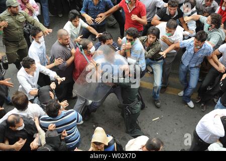 La police antiémeute iranienne en conflit avec les partisans du candidat réformateur Mir Hossein Moussavi comme ils manifester contre les résultats de l'élection présidentielle iranienne, qui a déclaré le président sortant Mahmoud Ahmadinejad le gagnant, à Téhéran, en Iran le 13 juin 2009. UPI Banque D'Images