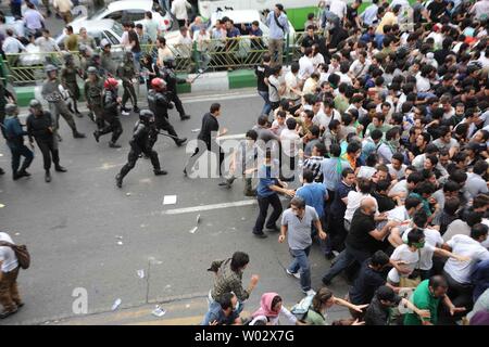 La police antiémeute iranienne en conflit avec les partisans du candidat réformateur Mir Hossein Moussavi comme ils manifester contre les résultats de l'élection présidentielle iranienne, qui a déclaré le président sortant Mahmoud Ahmadinejad le gagnant, à Téhéran, en Iran le 13 juin 2009. UPI Banque D'Images