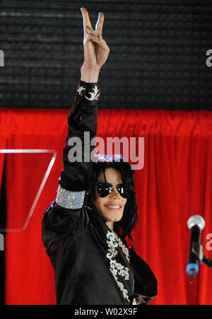 Le chanteur américain Michael Jackson annonce ses dates de concerts d'été lors d'une conférence de presse au O2 Arena de Londres le 5 mars 2009. Rune Hellestad/UPI Banque D'Images