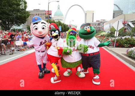 Mascottes de baseball de New York, Saint Louis, Philadelphie et Boston jambon il juste avant le tapis rouge défilé de joueurs à travers le centre-ville de St Louis au cours de la MLB All Star Game festivités le 14 juillet 2009. UPI/Bill Greenblatt Banque D'Images