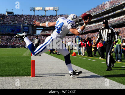 Indianapolis Colts tight end Dallas Clark tombe en dehors des limites, après avoir introduit dans une passe de touché de 3 verges au cours du premier trimestre contre les Ravens de Baltimore au M&T Bank Stadium à Baltimore, Maryland le 22 novembre 2009. UPI/Kevin Dietsch Banque D'Images