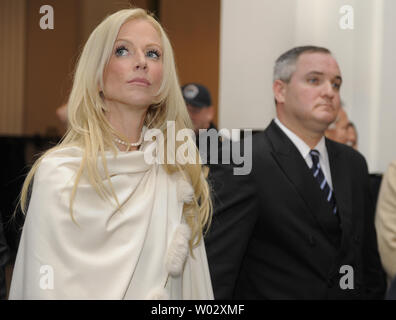 Tareq (R) et Michaele Salahi écouter leurs remarques du procureur après la Chambre du Comité de sécurité intérieure audition "l'United States Secret Service et la protection de l'élection présidentielle : un examen d'une panne du système', sur la colline du Capitole, le 20 janvier 2010, à Washington. Les Salahis, dans une violation de la sécurité, aurait-gate est écrasé la White House's Dîner d'État pour l'Inde l'année dernière, et ont été photographiés avec le président Barack Obama et le Vice-président Joe Biden, parmi d'autres notables. Le couple a plaidé le 5ème amendement et n'a pas répondu à vos questions. UPI/Mike Theiler Banque D'Images