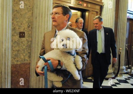 Le sénateur Kent Conrad (D-E) en allant à l'étage du Sénat avec son chien Dakota le Capitole à Washington, le 5 août 2010. Le Sénat américain a voté pour confirmer la Cour suprême prête-nom Elena Kagan 63-37. UPI/Alexis C. Glenn Banque D'Images