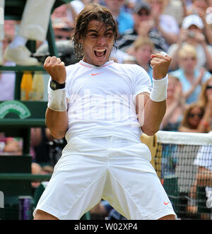 Rafael Nadal l'Espagne célèbre remportant la finale du tournoi contre République tchèque Thomas Berdych au Wimbledon championships à Wimbledon le 4 juillet 2010.Nadal battre Berdych 6-3, 7-5, 6-4. UPI/Hugo Philpott Banque D'Images