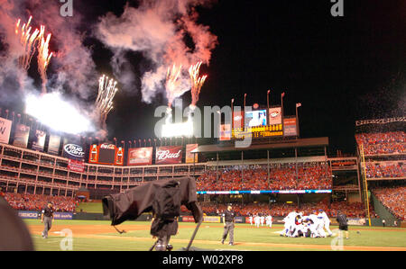 Texas Rangers célébrer battant les Yankees de New York 6-1 pour prendre le jeu de six à l'ALCS Rangers Ballpark in Arlington, Texas, le 22 octobre 2010. Ce sera le premier voyage à l'Rangers World Series. UPI/Ian Halperin Banque D'Images