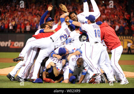 Texas Rangers célébrer la finale comme les Rangers ont battu les Yankees de New York 6-1 pour prendre le jeu de six à l'ALCS Rangers Ballpark in Arlington, Texas, le 22 octobre 2010. Ce sera le premier voyage à l'Rangers World Series. UPI/Ian Halperin Banque D'Images