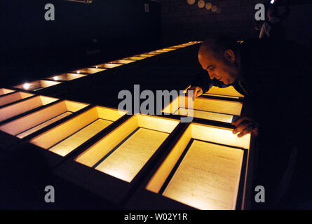 Un homme regarde une page du manuscrit original d'Albert Einstein de la théorie générale de la relativité à un tour de la presse avant l'ouverture d'une exposition à l'Académie israélienne des sciences et des sciences humaines à Jérusalem, le 7 mars 2010. L'exposition est l'affichage pour la première fois les 46 pages du manuscrit original d'Albert Einstein de la théorie de la relativité générale qu'il écrit en 1916. UPI/Debbie Hill Banque D'Images