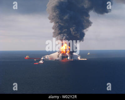 Bateau feu ardent combat les équipes d'intervention des restes de forage Deepwater Horizon, au large de la Nouvelle-Orléans, Louisiane le 21 avril 2010. 11 Les travailleurs sont portés disparus après la plate-forme pétrolière a explosé le 20 avril. UPI/U.S. Garde côtière canadienne Banque D'Images