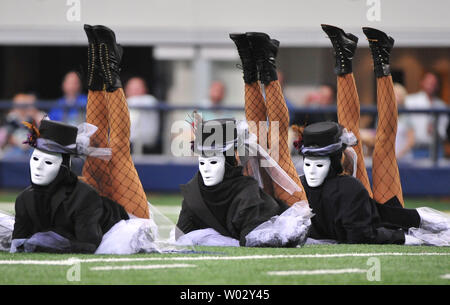 Les danseurs vêtus de costumes effectuer pendant la mi temps que les Dallas Cowboys' jouer les Jacksonville Jaguars à Arlington, Texas, le 31 octobre 2010. UPI/Kevin Dietsch Banque D'Images