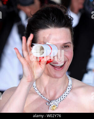 Juliette Binoche arrive à l'occasion du photocall après avoir remporté la meilleure performance pour une actrice pour le film "copie certifiée conforme" au 63e congrès annuel international du Film de Cannes à Cannes, France le 23 mai 2010. UPI/David Silpa Banque D'Images