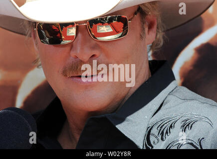 La chanteuse de country Alan Jackson sauveurs du moment au cours d'une cérémonie de dévoilement d'honorer avec le 2,405ème étoile, vue reflétée dans ses lunettes, sur le Hollywood Walk of Fame à Los Angeles le 16 avril 2010. UPI/Jim Ruymen Banque D'Images