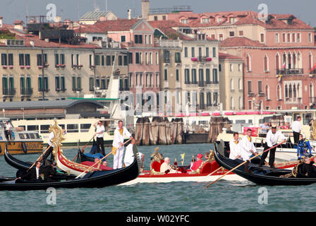 Le pape Benoît XVI se trouve dans une gondole dans le Grand Canal au cours de sa visite pastorale à Porec et Venise, Italie le 8 mai 2011. Le pape Benoît XVI est à Venise pour un week-end vist qui mettra en valeur le patrimoine chrétien de ce carrefour de la Méditerranée et de l'histoire européenne. UPI/Stefano Spaziani Banque D'Images