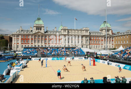 Les membres de l'équipe olympique américaine de beach-volley en action contre le Brésil dans le beach-volley FIVB Visa International test event in London's Horseguard's parade le mercredi 10 août 2011. UPI/Hugo Philpott Banque D'Images