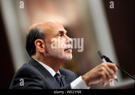 Le Président de la Réserve fédérale, Ben Bernanke témoigne devant un comité économique mixte audition sur les perspectives économiques sur la colline du Capitole à Washington, D.C. le 4 octobre 2011. UPI/Kevin Dietsch Banque D'Images