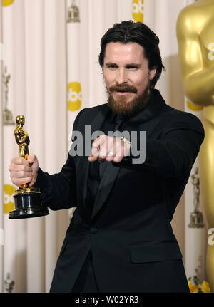 Meilleur Acteur Christian Bale pose avec son Oscar à la 83e annuelle des Academy Awards à Hollywood le 27 février 2011. UPI/Phil McCarten Banque D'Images