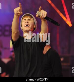 Le chanteur canadien Justin Bieber effectue au centre commercial Westfield à Londres le 7 novembre 2011. Rune Hellestad/UPI Banque D'Images