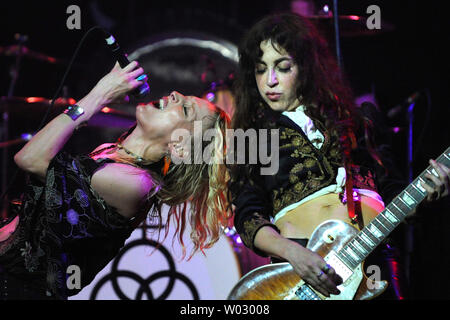 Chanteur Shannon Conley (L) et le guitariste Steph Paynes du groupe rock Lez Zeppelin faire tomber la chambre à la State Theatre à Falls Church, Virginie le 18 juin 2011. La bande de filles seulement joue la musique par le groupe de légende du rock britannique Led Zeppelin, et est considéré par certains comme "le plus puissant groupe féminin de l'histoire du rock'. UPI/Pat Benic Banque D'Images