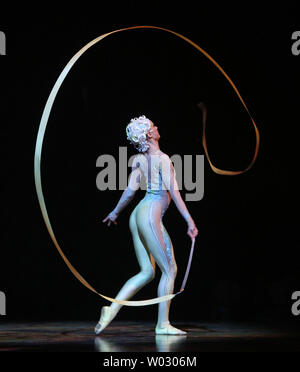 Un artiste de cirque du Soleil's 'Alegria' fonctionne à la soirée d'ouverture au Palais Omnisports de Bercy à Paris le 28 novembre 2012. Le spectacle, qui à l'origine créée en avril 1994, a été effectué plus de 5 000 fois et vu par plus de 10 millions de spectateurs dans plus de 65 villes à travers le monde. UPI/David Silpa Banque D'Images