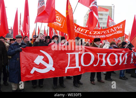 Des milliers de personnes se rassemblent au cours d'un rassemblement de l'opposition à l'élection présidentielle qui vient juste de la demande et de protestation contre le Premier Ministre Vladimir Poutine à Moscou le 4 février 2012. Malgré les températures froides pro-gouvernement et manifestants anti-gouvernementaux sont venus protester et soutenir le gouvernement actuel. UPI Banque D'Images