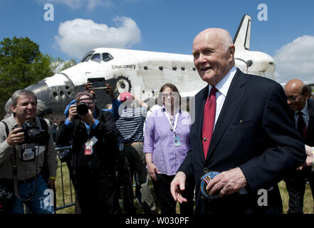 Ancien sénateur des Etats-Unis et de l'astronaute John Glenn assiste à une cérémonie de transfert pour la navette Discovery au Smithsonian's National Air and Space Museum's Udvar-Hazy Center à Chantilly, Virginie le 19 avril 2012. La navette spatiale Discovery est le remplacement de la navette spatiale Enterprise, qui sera le transporteur de Intrepid Sea, Air and Space Museum de New York. UPI/Kevin Dietsch Banque D'Images