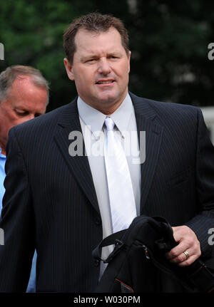 Ancienne grande star MLB baseball Roger Clemens arrive au Palais de justice de District des États-Unis le 16 mai 2012 à Washington, DC. Clemens est accusé de mentir au congrès s'il avait pris des drogues améliorant la performance (PEDs) tandis qu'un all-star de baseball avec les Yankees de New York et d'autres équipes de la Ligue Majeure de Baseball. UPI/Pat Benic Banque D'Images