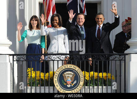 Le président américain Barack Obama, le Premier ministre britannique, David Cameron, Première Dame des États-Unis Michelle Obama et Samantha Cameron (R-L) vague depuis le balcon de la Maison blanche au cours d'une cérémonie d'arrivée sur la pelouse Sud de la Maison Blanche à Washington DC le 14 mars 2012. Cameron est sur une visite de trois jours aux États-Unis. UPI/Pat Benic.. Banque D'Images