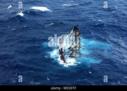 Le HMS Bounty, un voilier de 55 mètres, est montré submergés dans l'océan Atlantique pendant l'Ouragan Sandy à environ 90 milles au sud-est de Hatteras, N.C., lundi 29 octobre, 2012. Des 16 membres d'équipage, la Garde côtière a secouru 14, retrouvé un corps et est à la recherche du capitaine du navire. Tim Kuklewski/UPI/Garde côtière canadienne Banque D'Images