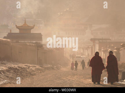 Moines tibétains à pied sur le terrain du monastère de Labrang, le plus grand monastère tibétain à l'extérieur de Lhassa, avant le Festival Monlam tibétaine Xiahe, dans la province de Gansu, sur le plateau tibétain, le 2 février 2012. Des dizaines de milliers de Tibétains célèbrent le Nouvel An tibétain en faisant leur chemin vers cette ville et son monastère de Labrang, dont la séparation de la région autonome du Tibet fournit une mesure de protection contre les Chinois Han tente de réguler leur culture. UPI/Stephen Shaver Banque D'Images