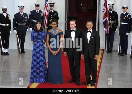 Le président américain Barack Obama (R) et la Première Dame Michelle Obama (2e,L) posent avec le Premier ministre britannique David Cameron et sa femme Samantha qu'ils arrivent à la Maison Blanche au nord du portique, pour un dîner d'État, le 14 mars 2012, à Washington, DC. Le dîner se termine une journée de réunions bilatérales sur la situation en Afghanistan, la façon de traiter la question nucléaire de l'Iran, des efforts humanitaires en Syrie, et les questions économiques à l'avance de la springs réunions du G8 aux États-Unis. UPI/Mike Theiler Banque D'Images