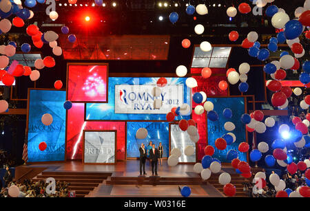 Après l'automne ballons candidat présidentiel républicain Mitt Romney a prononcé son discours liminaire lors de la dernière nuit de la Convention nationale républicaine de 2012 à Tampa Bay Times Forum à Tampa le 30 août 2012. UPI/Kevin Dietsch Banque D'Images