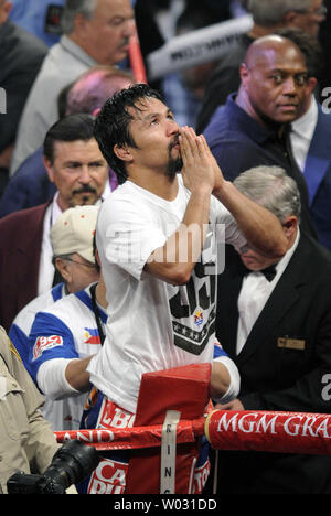 Manny Pacquiao célèbre avant la décision finale est appelé après sa bataille avec Timothy Bradley dans leur titre lutte au MGM Grand Garden Arena le 9 juin 2012 à Las Vegas, Nevada. Bradley a remporté le champion WBO combattre dans une décision partagée dans la ronde de 12 bout. UPI/David Becker Banque D'Images