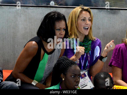 La première dame des États-Unis Michelle Obama cheers sur l'équipe américaine dans la Women's 4x100m relais nage libre finale avec les représentants de l'équipe de natation USA à l'Aquatics Centre au cours de la London 2012 Jeux Olympiques d'été à Stratford, Londres, le 28 juillet 2012. L'équipe américaine a terminé troisième et a obtenu la médaille de bronze. UPI/Pat Benic Banque D'Images