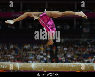 USA's Gabrielle Douglas effectue à la poutre sur son chemin pour gagner la médaille d'or dans le concours général individuel de gymnastique féminine à l'événement au cours de la North Greenwich Arena Londres 2012 Jeux Olympiques d'été à Greenwich, Londres, le 2 août 2012. Les Russes Victoria Komova a remporté l'argent et l'Aliya Mustafina a remporté le bronze. UPI/Pat Benic Banque D'Images