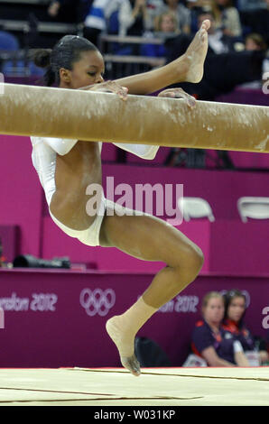 Gymnaste américaine Gabrielle Douglas glisse et doit saisir la poutre comme elle est tombée au cours de sa routine à l'appareil finales à la Greenwich Arena nord au Jeux Olympiques d'été de 2012, le 7 août 2012, à Londres, en Angleterre. UPI/Mike Theiler Banque D'Images