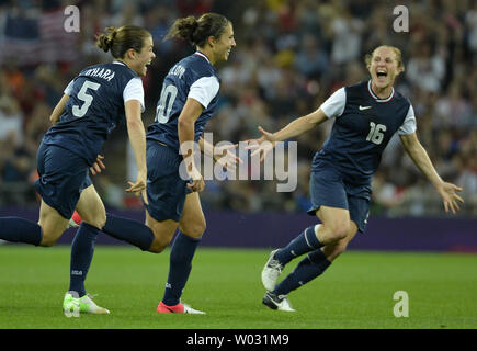 United States' Carli Lloyd (C) jubilates avec ses coéquipiers Rachel Buehler (R) et Kelley O'Hara (L) après avoir marqué son deuxième but du jeu, comme l'équipe des Etats-Unis a ajouté une victoire 2-1 sur le Japon pour la médaille d'or du football féminin au stade de Wembley au Jeux Olympiques d'été de 2012, le 9 août 2012, à Londres, en Angleterre. UPI/Mike Theiler Banque D'Images