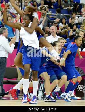 L'équipe féminine de basket-ball français célèbre sa victoire 81-64 sur la Russie à l'avance de la médaille d'or contre les États-Unis le 9 août 2012 au cours de la London Jeux Olympiques d'été de 2012. UPI/Ron Sachs Banque D'Images