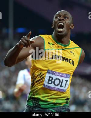 Usain Bolt en Jamaïque en cris de jubilation après le passage de la ligne d'arrivée pour gagner la médaille d'or chez les hommes finale 200M au Stade Olympique au cours de la London Jeux Olympiques d'été de 2012 dans le Parc olympique de Stratford, Londres, le 9 août 2012. Olympican la vis est devenu le premier à remporter le 100M et 200M dans les Jeux olympiques consécutifs. Son temps était 19,32. La Jamaïque a balayé la course avec ses coéquipiers Yohan Blake obtenir l'argent et Warren Weir la médaille de bronze. UPI/Pat Benic Banque D'Images