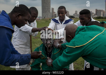 Les membres de l'Eglise du Christ, les croyants en Afrique de l'Alexandra Township prier dimanche soir pour Nelson Mandela et des membres de leur église à Yeoville, Johannesburg, Afrique du Sud, le 8 décembre 2013. Mandela, l'ancien président sud-africain et icône de la lutte anti-apartheid, est décédé le 5 décembre, à 95 ans, après les complications d'une infection pulmonaire récurrente.ÊUPI/Charlie Shoemaker Banque D'Images