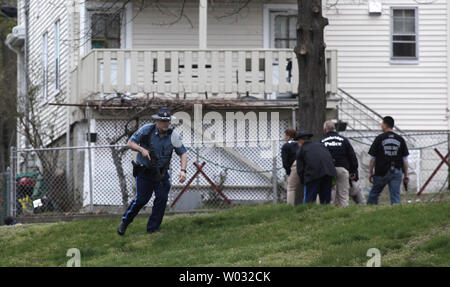 Une maison où l'entourent la police on croit suspect Tsarnaev Djokhar, 19 ans, est troué vers le haut sur la course près de Franklin Street à Watertown, Massachusetts, près de Boston le 19 avril 2013. Son frère Tamerlan Tsarnaev, 26 ans, a été tué par la police la nuit dernière. Tous deux de Cambridge, Massachusetts sont les bombardiers de la marathon de Boston le 15 avril 2013. Plus tard, des coups de feu ont été tirés. UPI/Matt Healey Banque D'Images
