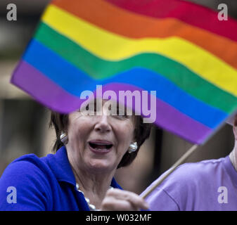 Rempl., Nancy Pelosi (D-CA) vagues un drapeau dans le rapport annuel de la Parade de la fierté LGBT à San Francisco le 30 juin 2013. Des centaines de milliers s'célébrer la diversité, les décisions de la Cour suprême, et la reprise des mariages gais dans l'état de Californie. UPI/Terry Schmitt Banque D'Images