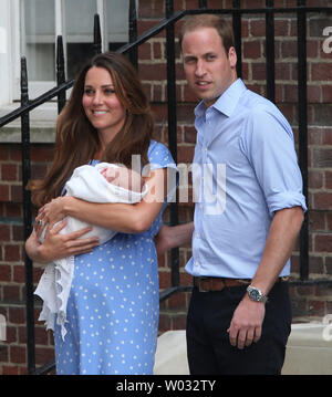 Le duc et la duchesse de Cambridge, quitter l'aile Lindo de l'Hôpital St.Mary's avec leur nouveau bébé garçon à Londres, Angleterre le 23 juillet 2013. Les radiodiffuseurs et les photographes ont été campé à l'extérieur de l'hôpital depuis le 2 juillet en prévision du nouveau bébé par le Prince William et Kate Middleton l'ancien. UPI/Hugo Philpott Banque D'Images